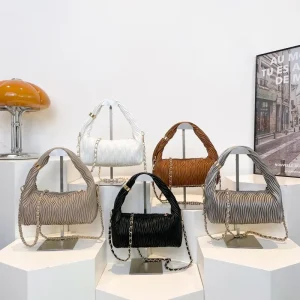 Casual Minimalist Crossbody Handbag With Zipper Closure And Polyester Lining