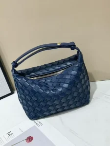 Chic and Trendy Woven Bag Retro Handbag Fashionable Crossbody Shoulder Bag