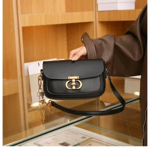Fashionable Women’s Crossbody Bag with Geometric Buckle & Polyester Lining for Cross Border Trade