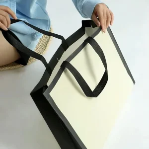 Fashionable and High end Non woven Tote Bags. Customize the Logo. They Are Suitable for Gift Shopping Bags Clothing