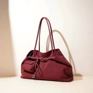 High quality Crossbody Bags with Single Shoulder Straps. Quality Ladies’ Handbags. Luxurious and Trendy Shopping Bags
