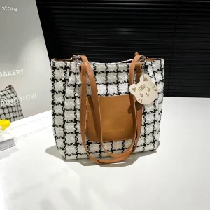 This a New Stylh and Trendy Checkered Single shoulder Bag for Women With a Large Capacity in . It a Casual Tote School Comm